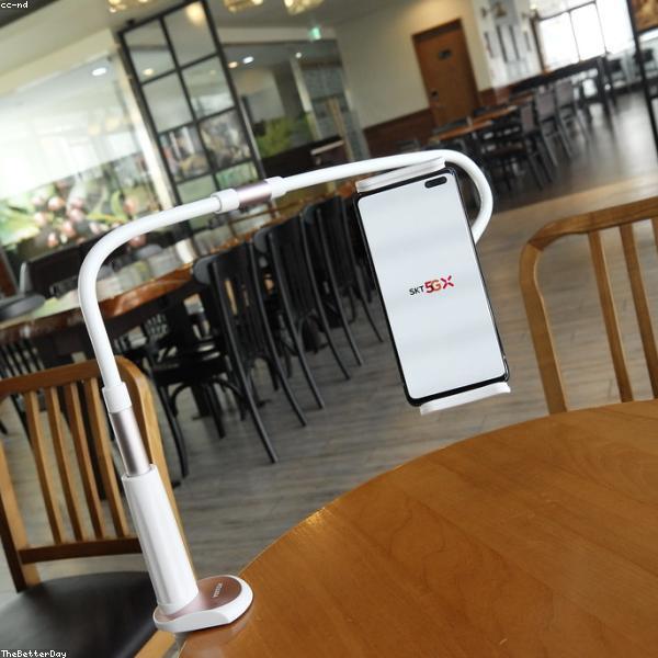 Aluminium phone stand
